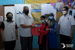 Read more about the article Handing over the first Kit Bantuan Ke Sekolah in Johor