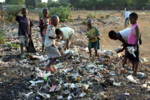 Read more about the article Asnaf eats boxed pieces along with puddles of water at an African landfill