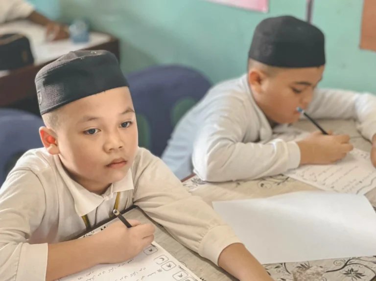 Anak-anak di pedalaman Sabah sedang belajar dalam suasana serba kekurangan