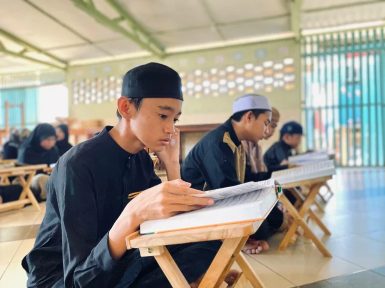 pelajar tahfiz sedang belajar di dalam kelas