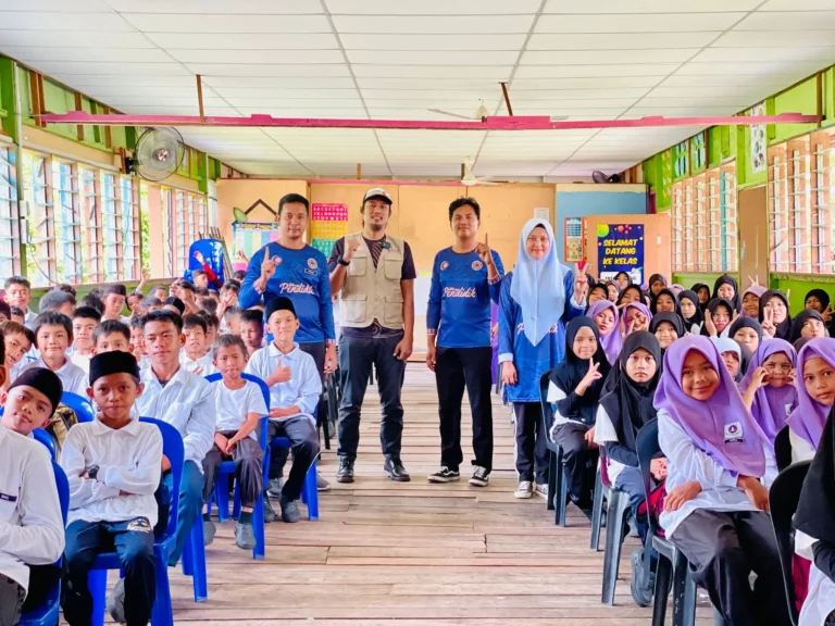 Yayasan Ikhlas Lengkapkan Pemasangan Siling dan Kipas Angin di Sekolah Alternatif Pulau Jampiras